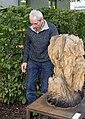 English: The construction of the exhibition "Traces of humanity" in Munich in the house of the Munich trade unions. Andreas Kuhnlein arranges the sculptures in the right order. Deutsch: Der Aufbau der Ausstellung "Spuren des Menschseins" im Münchner Gewerkschaftshaus. Andreas Kuhnlein gruppiert seine Skulpturen in der richtigen Reihenfolge.