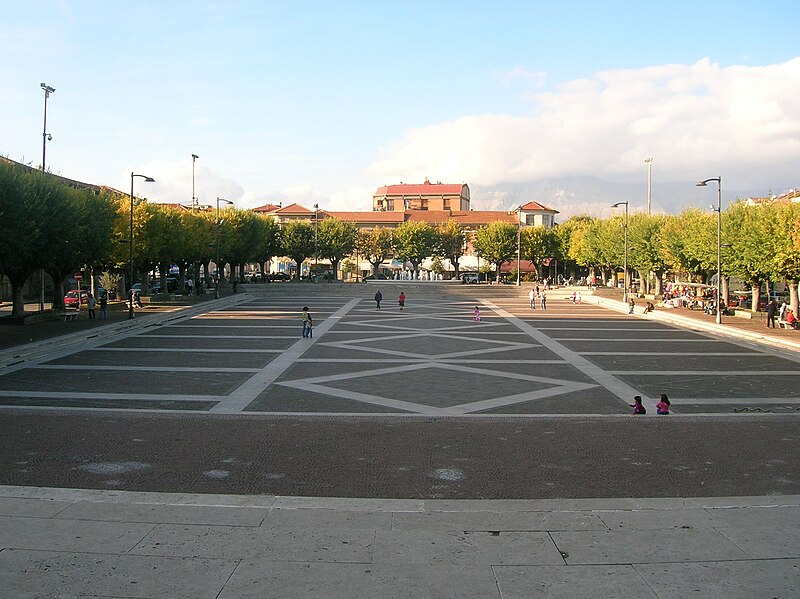 File:Avezzano - Piazza Risorgimento.jpg