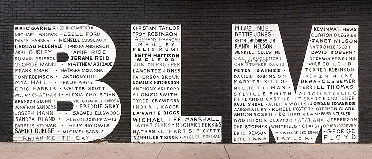Мурал BLM в Гринпойнте, Нью-Йорк с именами афроамериканцев, убитых полицейскими