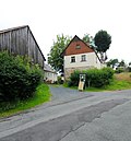 Four-sided courtyard with residential stable house (No. 6), side building (No. 4/6, with upper arbor), barn, second side building (No. 2), courtyard paving as well as pitch pans and water trough, today a local museum