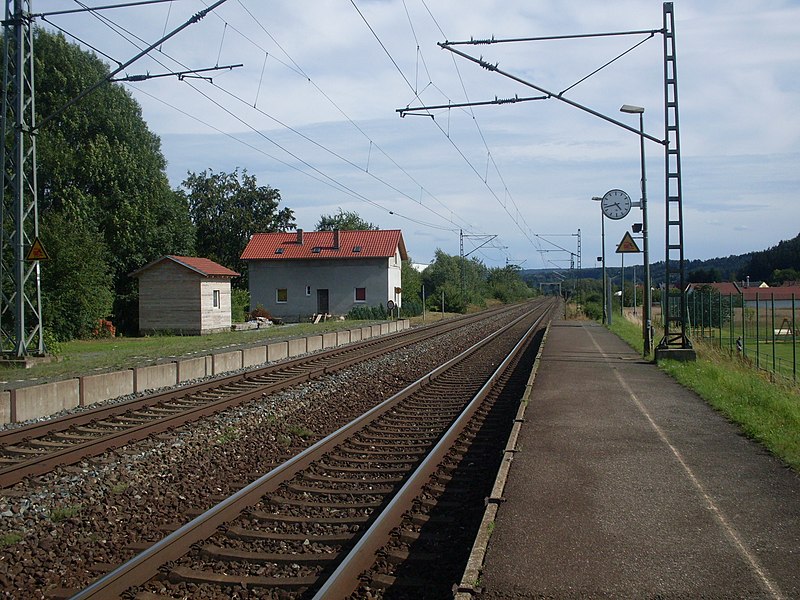 File:Bahnhof Gundelsdorf.jpg