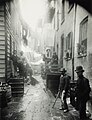 "Bandit's Roost", sebuah gang belakang Mulberry Street, difoto oleh Jacob Riis tahun 1888, target pencarian polisi pada 1880-an dan 1890-an.
