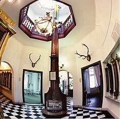The water barometer in the central hall of 'Rustenhoven' at Maartensdijk, formerly the Barometer Museum, 1995 Barometer-Hall.jpg