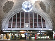 Innenansicht der Schalterhalle, vom Haupteingang gesehen. Der Zugang zu und von den Bahnsteigen befindet sich auf der linken Seite.