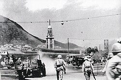 חיילים יפניים כובשים את תחנת הרכבת צים שא צוי שבדרום קאולון, בצמוד לנמל ויקטוריה ולמול האי הונג קונג