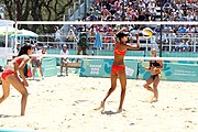 Deutsch: Beachvolleyball bei den Olympischen Jugendspielen 2018; Tag 9, 15. Oktober 2018; Mädchen, Viertelfinale: Italien-China 2–0 (21–16/21–9) English: Beach volleyball at the 2018 Summer Youth Olympics at 15 October 2018 – Girls Quarterfinals: Italy-China 2–0 (21–16/21–9)