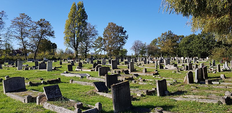 File:Beckenham Cemetery 20181022 131048 (30554527037).jpg