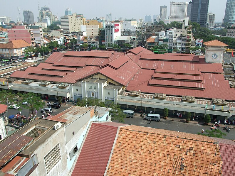 File:Ben Thanh Market, western gate.jpg