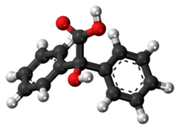 Pilk-kaj-bastona modelo de la benzila acidmolekulo