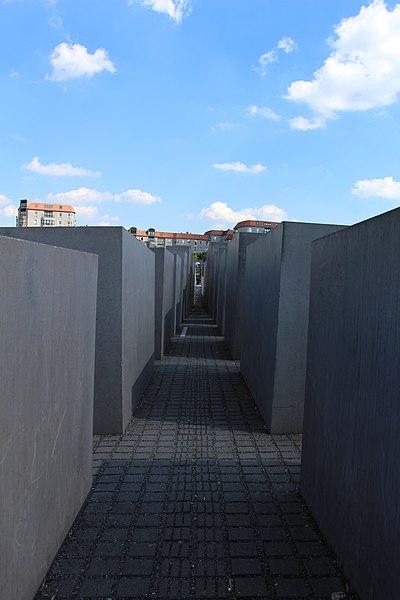 File:Berlin - Denkmal für die ermordeten Juden Europas (2).jpg