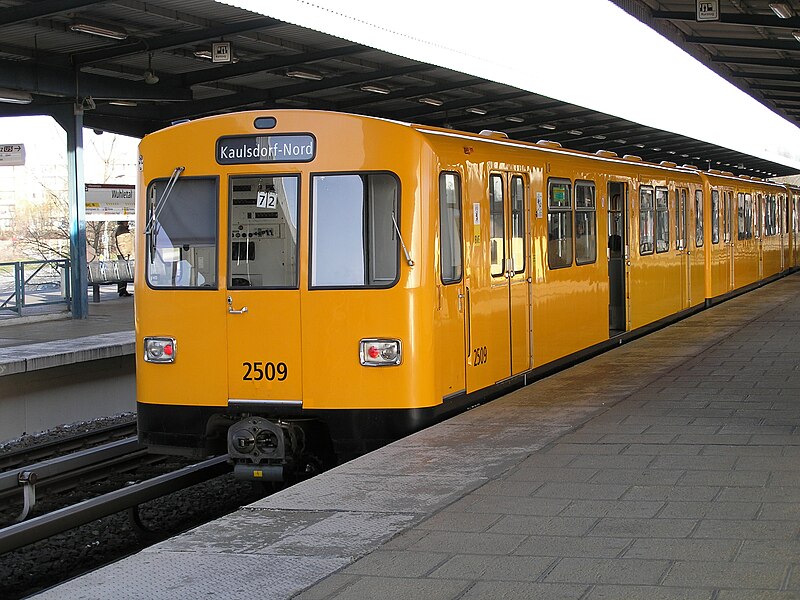 Fil:Berliner U-Bahn nach Kaulsdorf-Nord (Baureihe F74).jpg