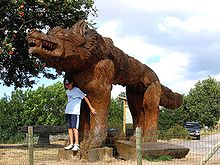 Statue en bois de la Bête du Gévaudan surplombant la ville.