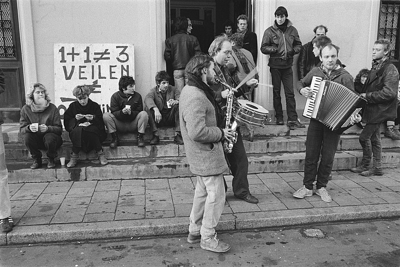 File:Bewoners kraakpand Singel 114 bij kort geding (Amsterdam muziekmakend, Bestanddeelnr 932-8246.jpg