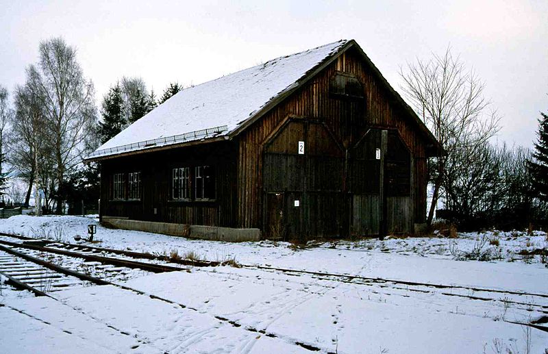 Файл:Bf Rennertshofen Lokschuppen 1996.jpg