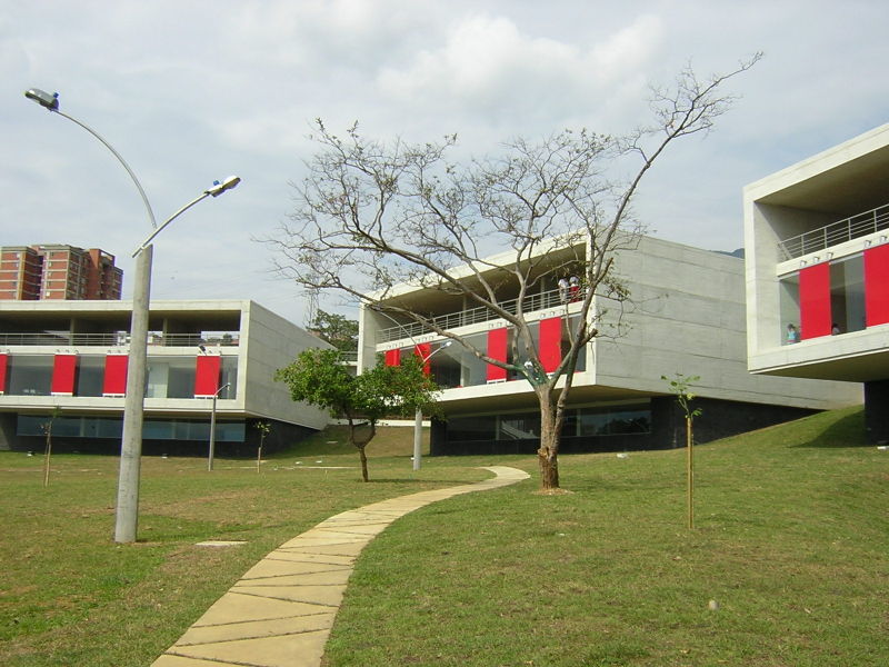 File:Biblioteca Leon de Greiff-Medellin2.JPG