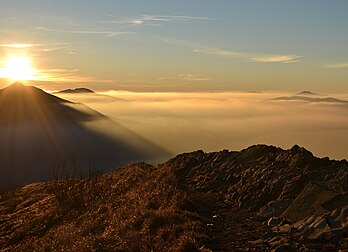 Paysage des monts Bieszczady embrumés au lever du soleil. (définition réelle 3 187 × 2 304)