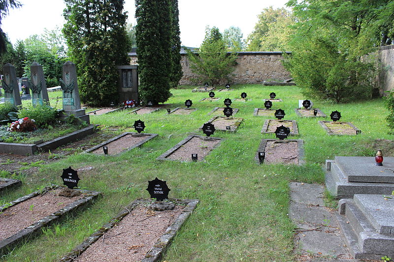 File:Brandýs nad Labem, vojenské hroby.jpg