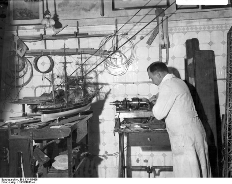 File:Bundesarchiv Bild 134-B1496, Werkstatt im Museum für Meereskunde.jpg