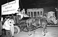 Bundesarchiv Bild 183-1990-1002-021, Berlin, Grüne mit Pferdegespann vor Brandenburger Tor.jpg