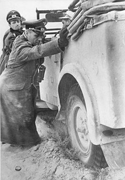 Bundesarchiv Bild 183-B20800, Nordafrika, Rommel und Westphal schieben Auto