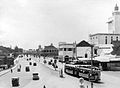 COLLECTIE TROPENMUSEUM De Pasar Besar met op de achtergrond het spoorwegviaduct de zogenoemde Hogeweg Soerabaja TMnr 10014832.jpg