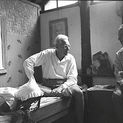 Rudolf Bonnet in conversation with the Spanish artist Antonio Blanco, in the studio of Theo Carp, Iseh, December, 1953 COLLECTIE TROPENMUSEUM Rudolf Bonnet in gesprek met de Spaanse kunstenaar Antonio Blanco in de studio van Theo Meier Iseh TMnr 60030325.jpg