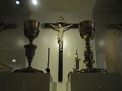 Cálices, portapaces y Crucificado de marfil (siglo XVII).