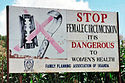 Sebuah pesan anti-FGM yang disampaikan oleh Asosiasi Keluarga Berencana Uganda di dekat Kapchorwa, Uganda, 2004. Di plakat tersebut tertulis "Hentikan sunat perempuan. Bahaya untuk kesehatan wanita."