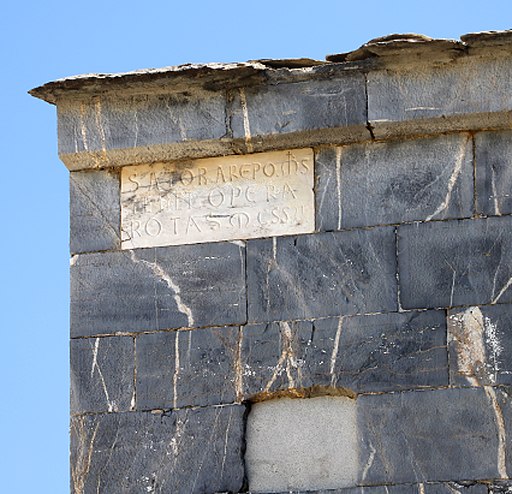 Pieve di San Giovanni (Campiglia Marittima).Transetto sinistro, epigrafe sator arepo