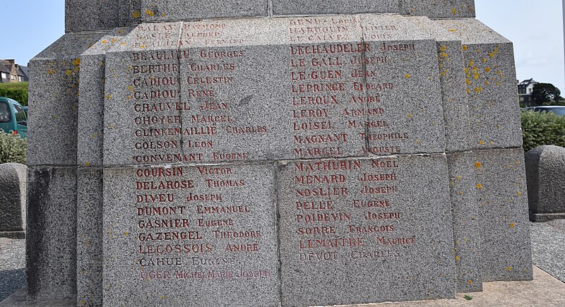 File:Cancale - Le monument aux morts - noms1.jpg