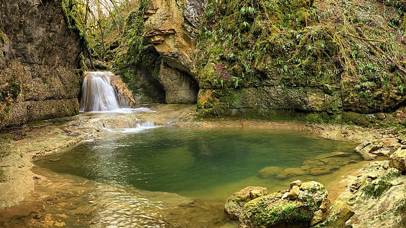 File:Canyon d'Amondans, cascade de tuf et sa marmite.jpg