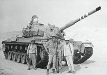 Photographie présentant quatre soldats égyptiens posant devant un char israélien M60 capturé intact.