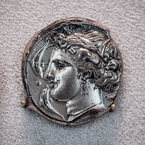 File:Carthago - 350-320 BC - silver tetradrachm - head of Tanit - horse and date palm - Berlin MK AM 18206056.jpg