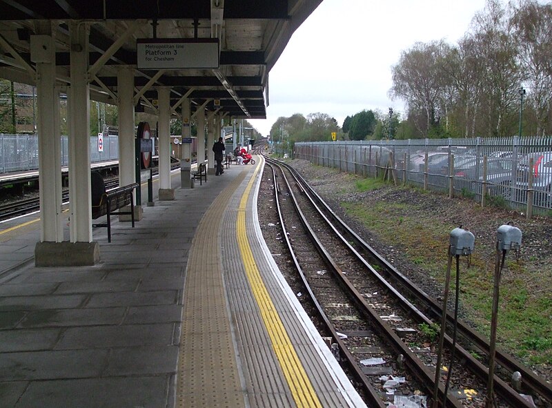 File:Chalfont & Latimer station Chesham bay look north.JPG