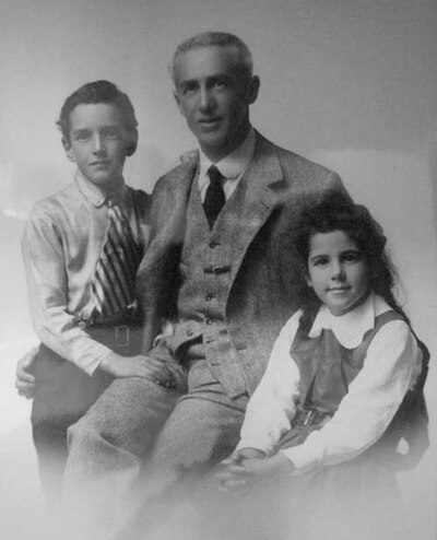 Brasch with his father, Hyam (Henry), and sister Lesley, c. 1920