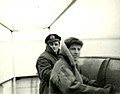 ישראל אוירבך (בכובע) עם רב חובל יצחק אהרונוביץ על גשר האנייה צפונית, 1962.