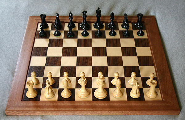 Как расставлять шахматы на шахматной доске. Стаунтон (шахматный комплект). Расстановка шахматных фигур на доске. Шахматы Стаунтон 3d. Расстановкащахмат на доске.
