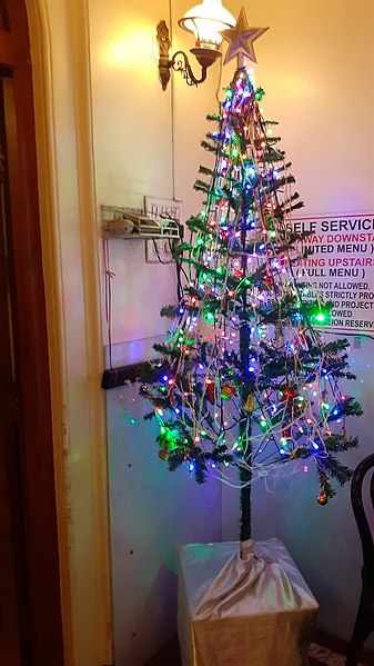 File:Christmas tree decoration at restaaurant in Pune(Maharashtra).jpg