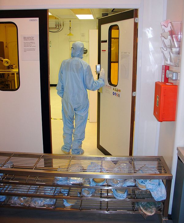 Entrance to a cleanroom with no air shower