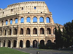 Les trois niveaux d'arcades des façades externes du Colisée de Rome.