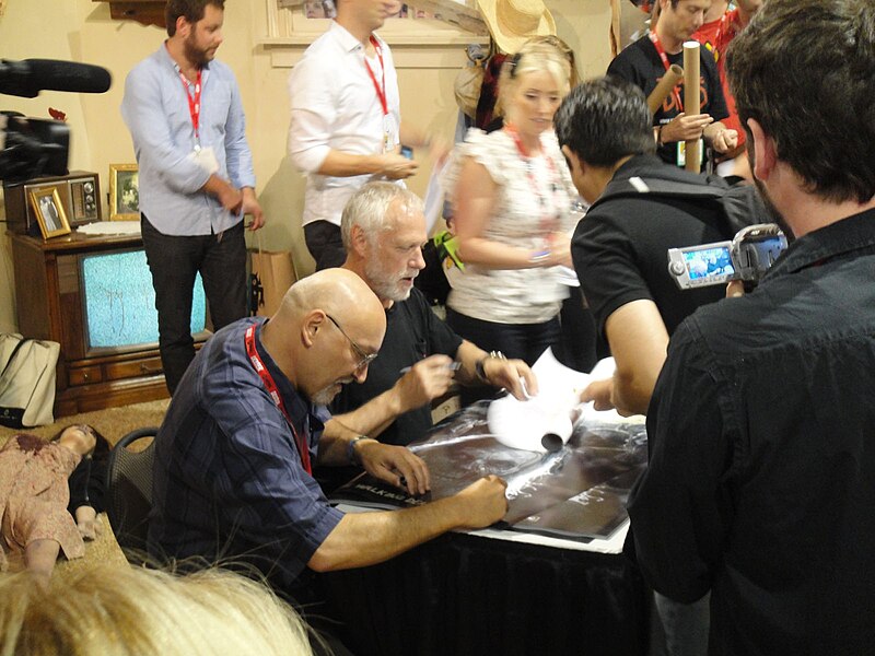 File:Comic-Con 2010 - Frank Darabont and Drew Struzan sign the limited edition Walking Dead poster.jpg