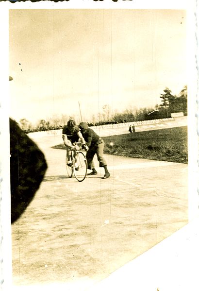 File:Compétition de cyclisme sur piste au Vélodrome Maurice Delaunay (2).jpg