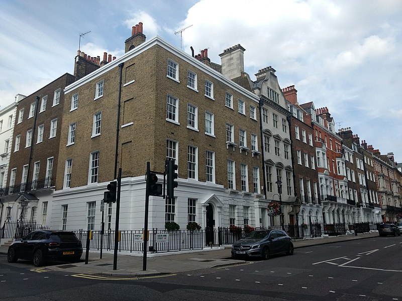 File:Corner Wimpole Street & Queen Anne Street.jpg