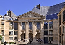 Courtyard of Institut de France 001.jpg