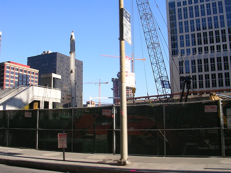 File:Crane at the north end of the Millennium Tower (301 Mission Street) site. The Infinity (300 Spear Street) is visible in the background.JPG