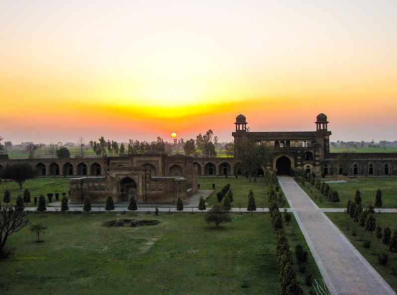 File:Dakhni Sarai in Evening.jpg