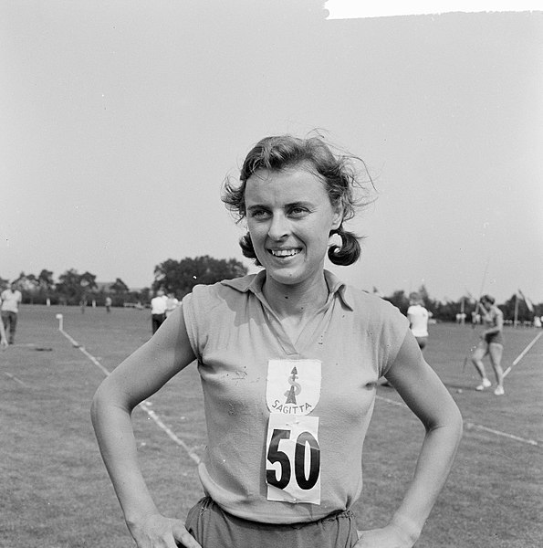 File:Damesdubbel kampioenschappen atletiek te Apeldoorn, Tilly van der Zwaard (800 me, Bestanddeelnr 916-6844.jpg