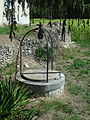 Situé proche d’une ancienne maison de garde-barrière, sur l’ancienne ligne Volx-Apt-Avignon