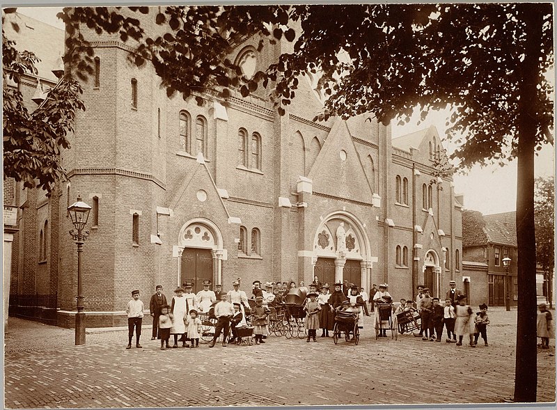 File:De Dominicuskerk, vooraanzicht. Voor de kerk een groep mensen, volwassenen en kinderen met o.a. een - FO 1001867 - RAA alkmaarvoor1900.jpg