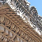 Снизу вверх: дентикулы (зубчики), ионический киматий и карниз с пальметтами, выше — астрагал с «бусами». Дом Флавии на Палатинском холме в Риме